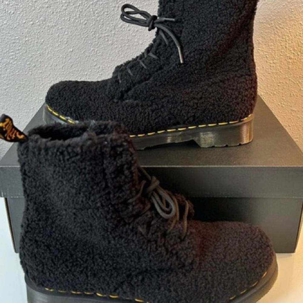 Dr. Martens Fuzzy Fleece Exterior
